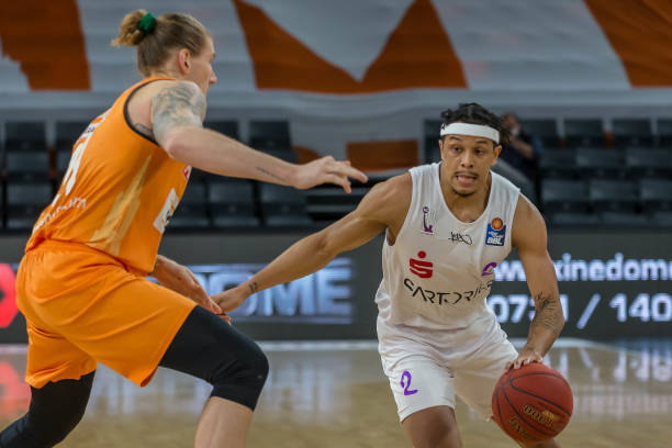 教练组更精 教练组更精